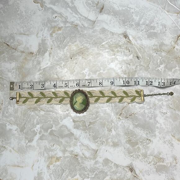 Handmade choker with vintage cameo pendant - Picture 4 of 8